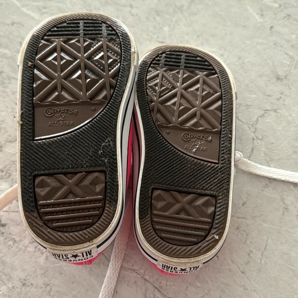 Toddler girls size 6 converse - Picture 4 of 4